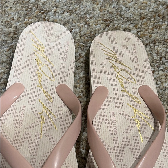 Michael Kors Blush Pink Signature Logo Flip Flop Sandals Size 8 - Picture 3 of 11
